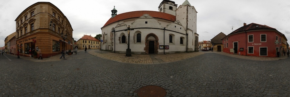 Před kostelem