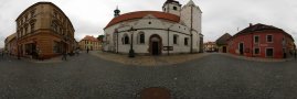 Před kostelem