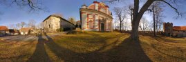 Před kostelem