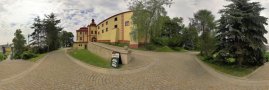 Před zámkem