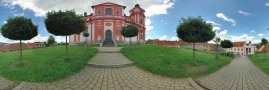 Před kostelem