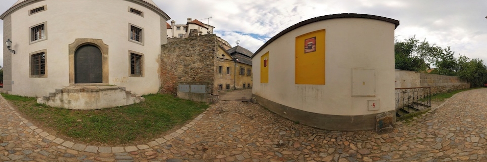 Pod hradem