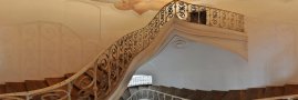 Santiniho samonosné schodiště s freskou
